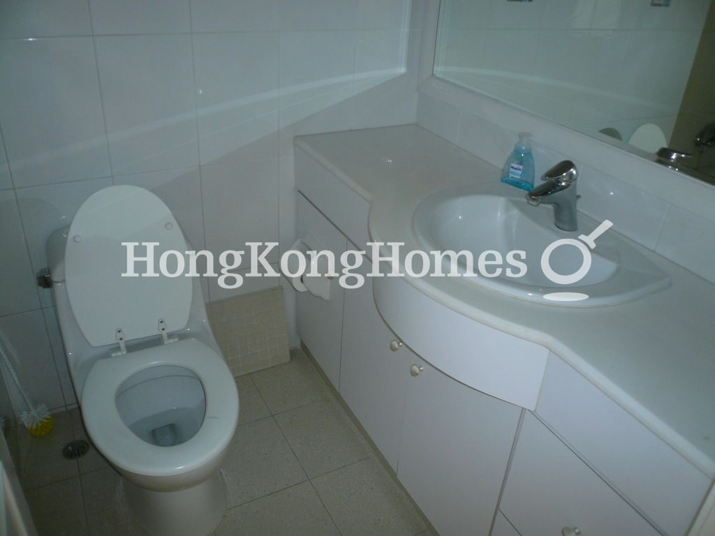 Master Bathroom — 龍華花園 1座，大坑