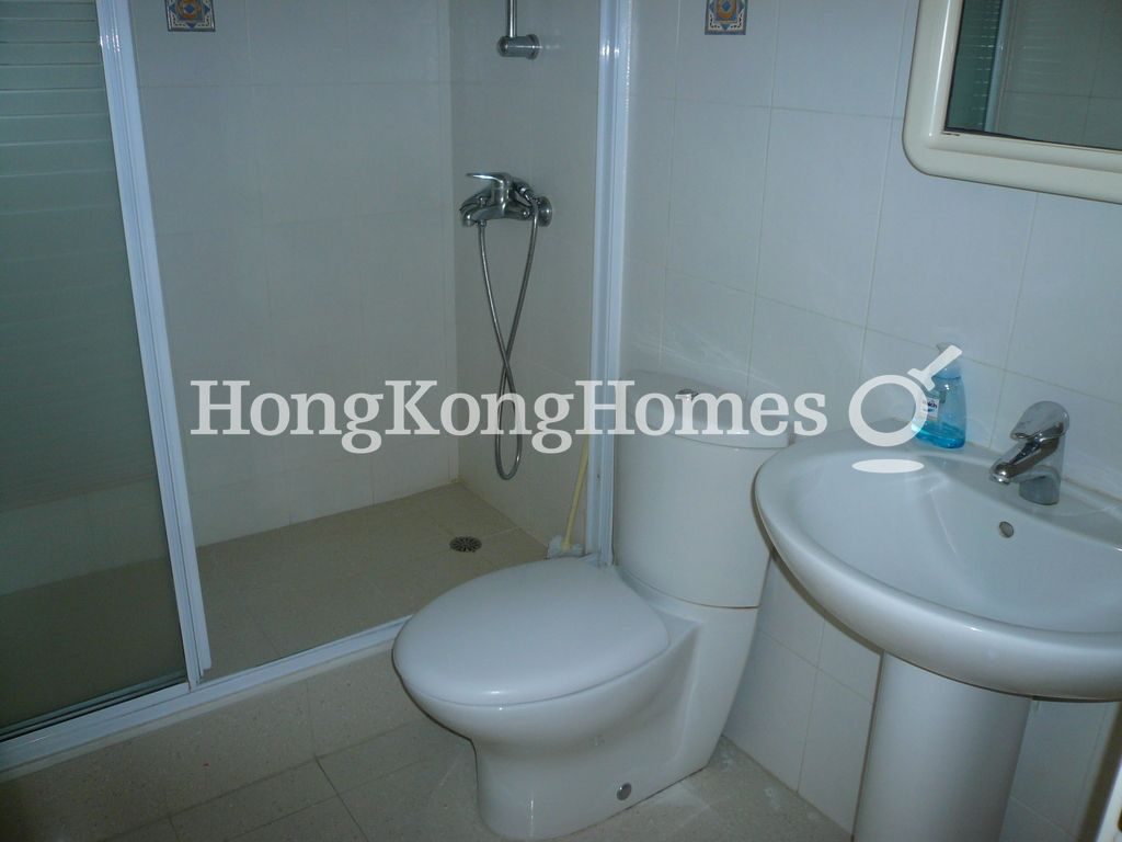 Guest Bathroom — 龍華花園 1座，大坑