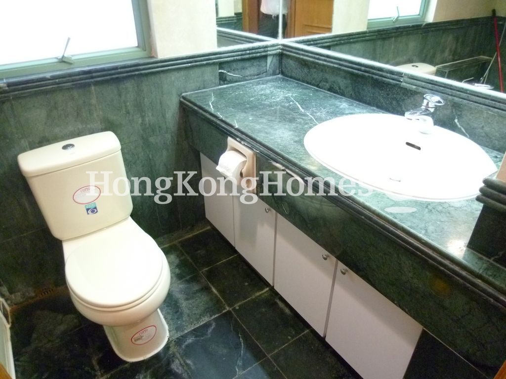 Master Bathroom — 高雲臺，西半山
