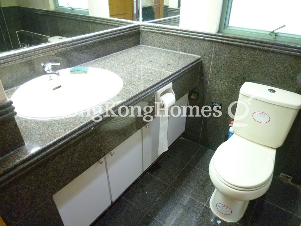 Guest Bathroom — 高雲臺，西半山