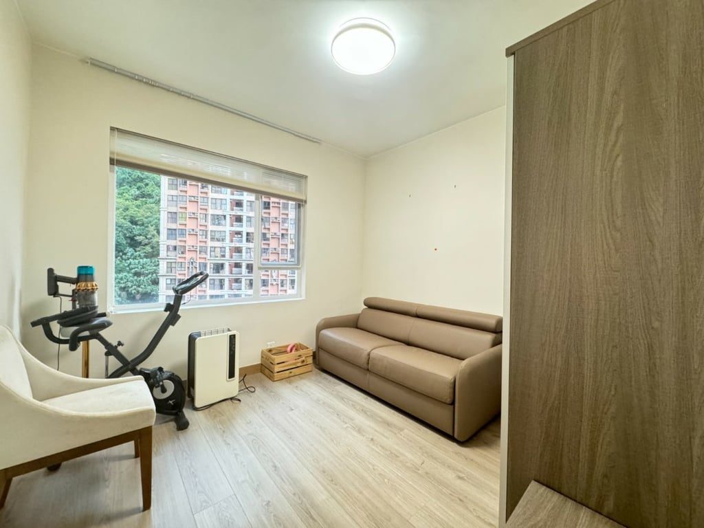 photo 2 — Merry Court, Mid Levels West