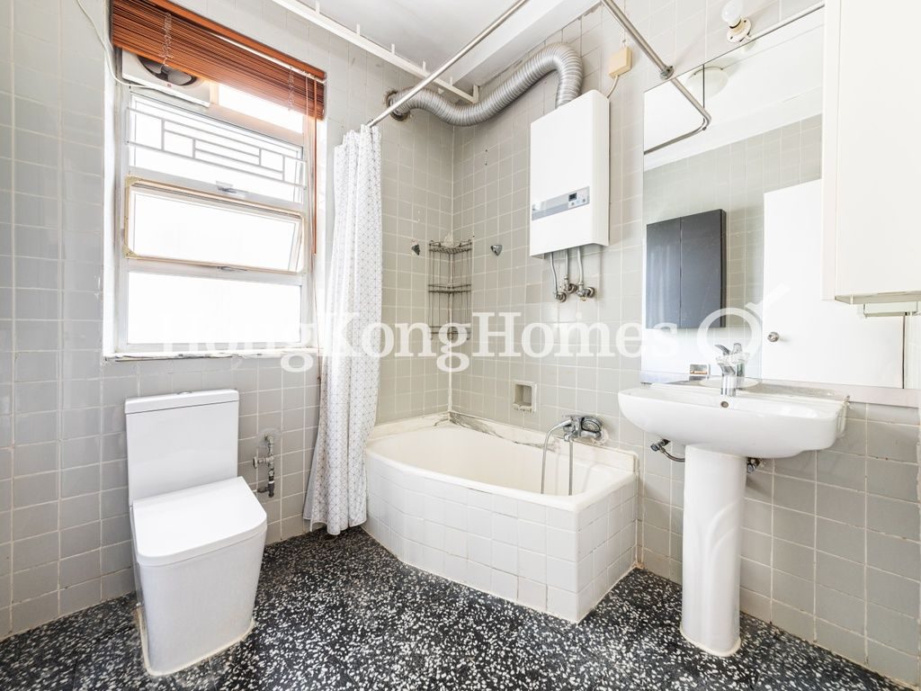 Guest Bathroom — 恒琪園，薄扶林