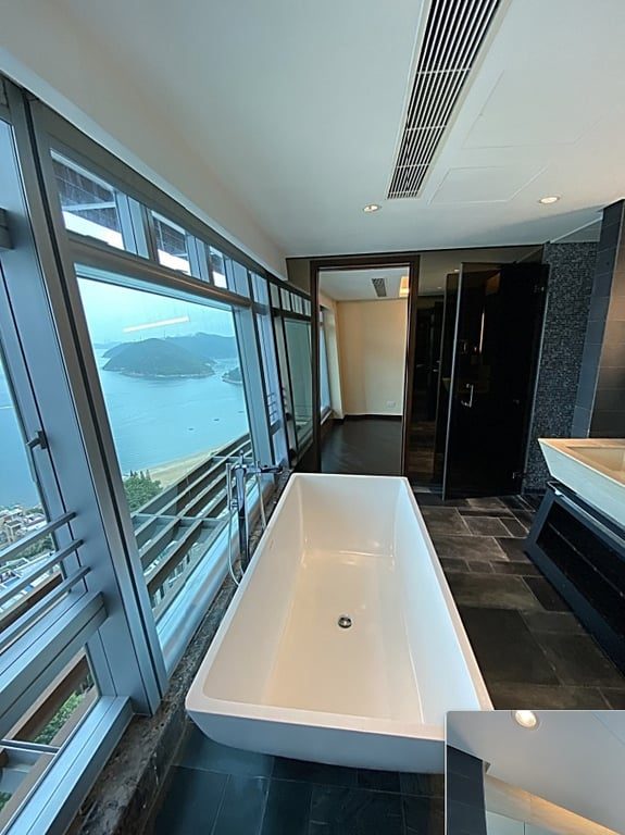 photo 5 — The Lily, Repulse Bay