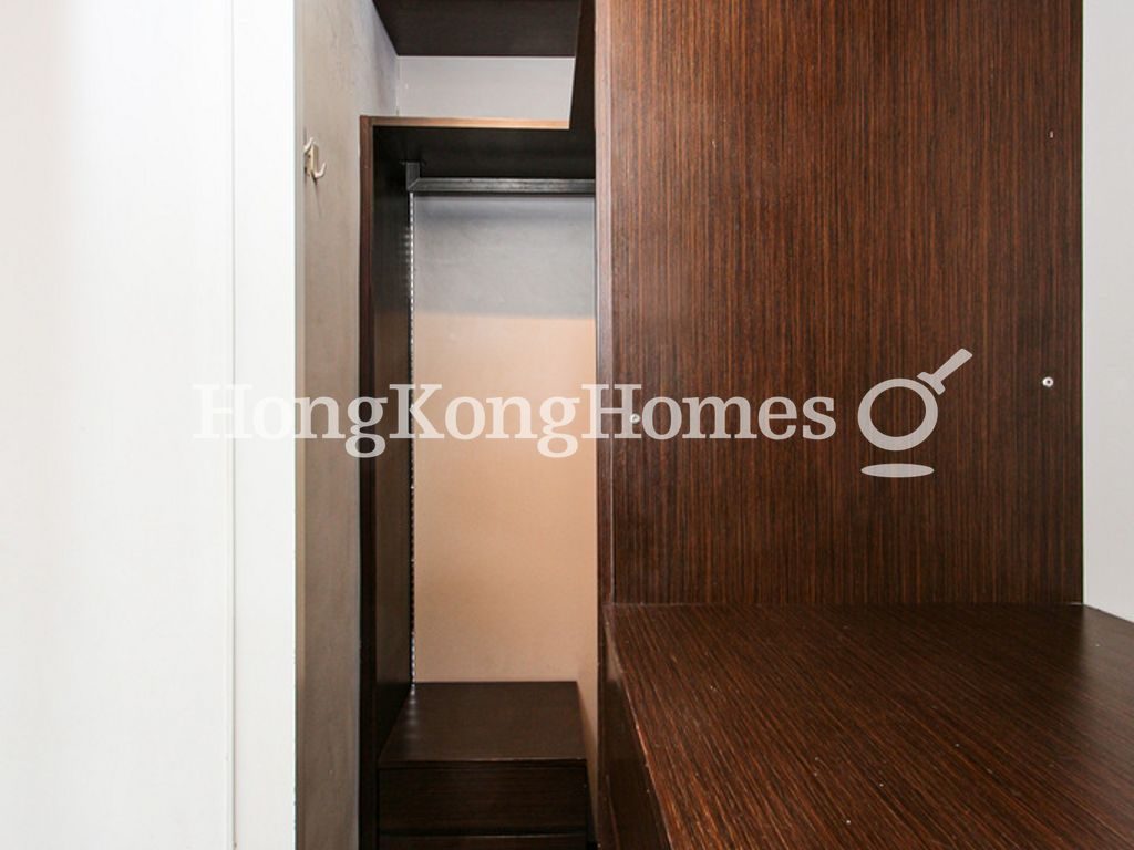 Walk-in Closet in Bedroom — 康和花園，西營盤