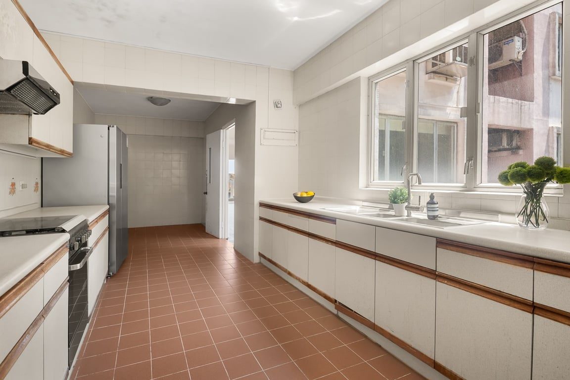 photo 11 — Hamilton Court, Mid Levels West