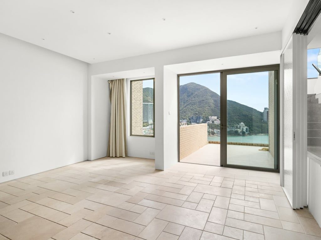 photo 4 — The Beachfront, Repulse Bay