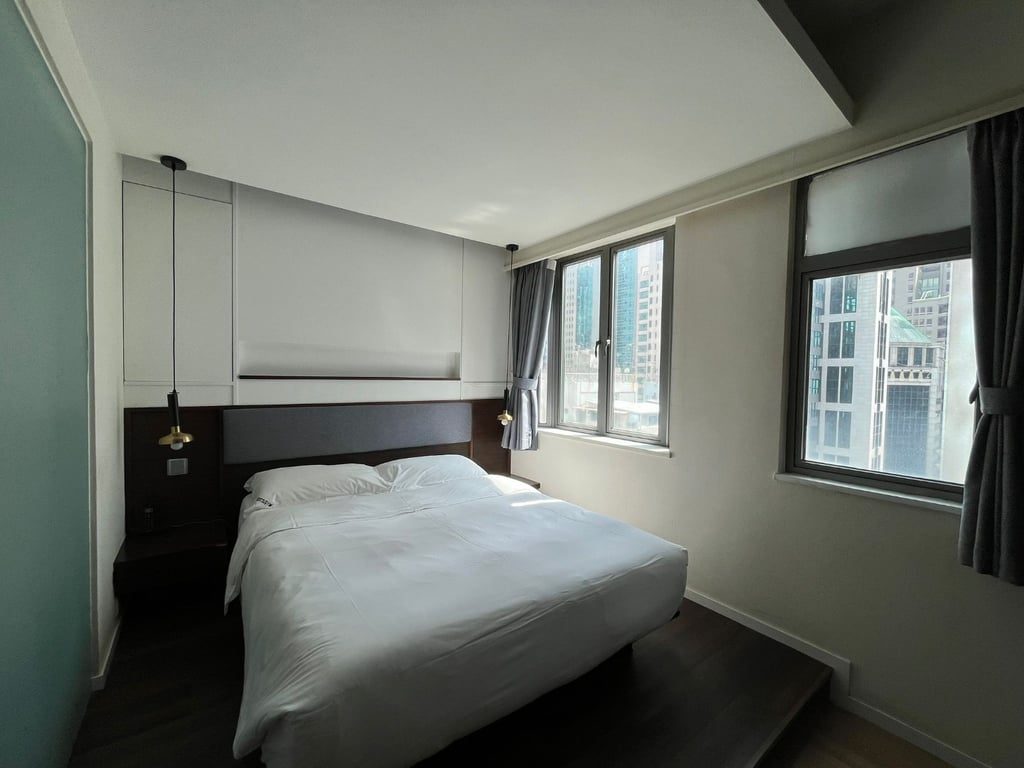 photo 2 — Knight On Wyndham, Central