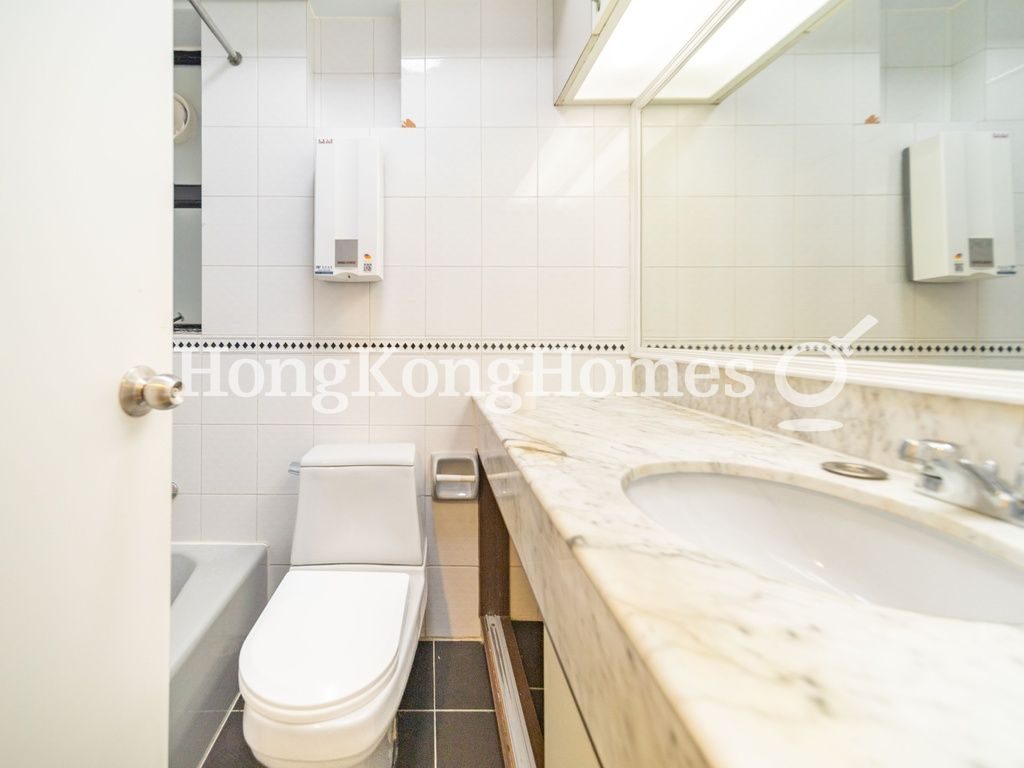 Guest Bathroom — 光明臺 1 座，大坑