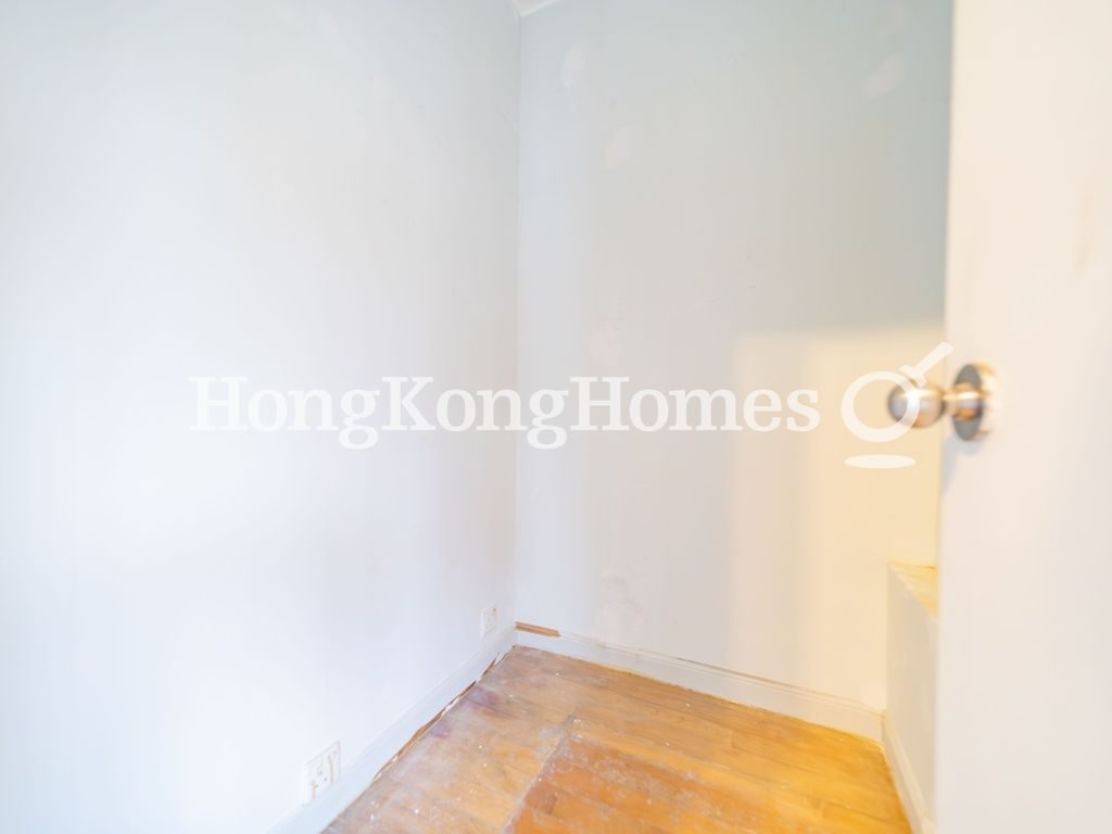 Walk-in Closet in Master Bedroom — 光明臺 1 座，大坑