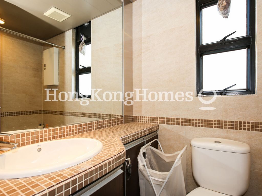 Guest Bathroom — 雨時大廈，中半山