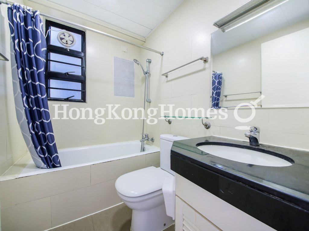 Guest Bathroom — 駿豪閣，西半山