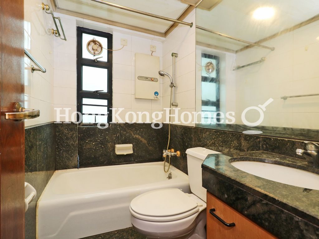 Guest Bathroom — 輝煌臺，西半山