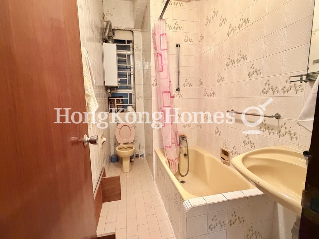 Guest Bathroom — 好景大廈，中半山