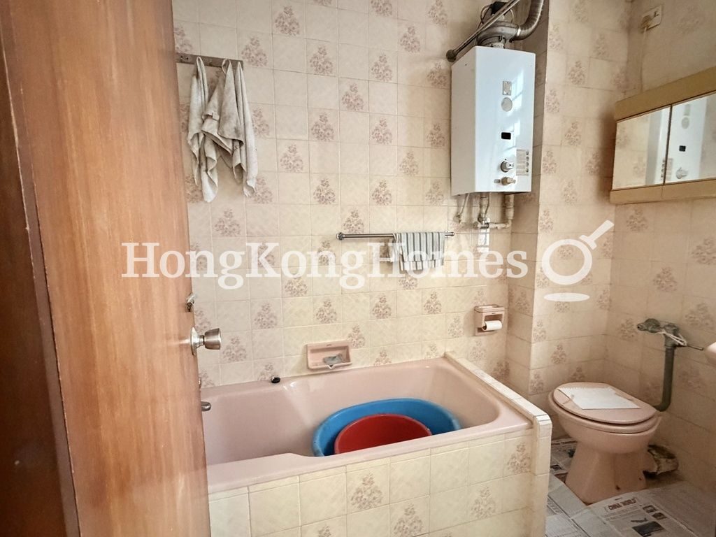 Master Bathroom — 好景大廈，中半山