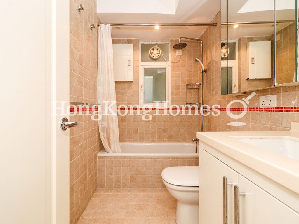 Guest Bathroom — 城市花園 04座，北角