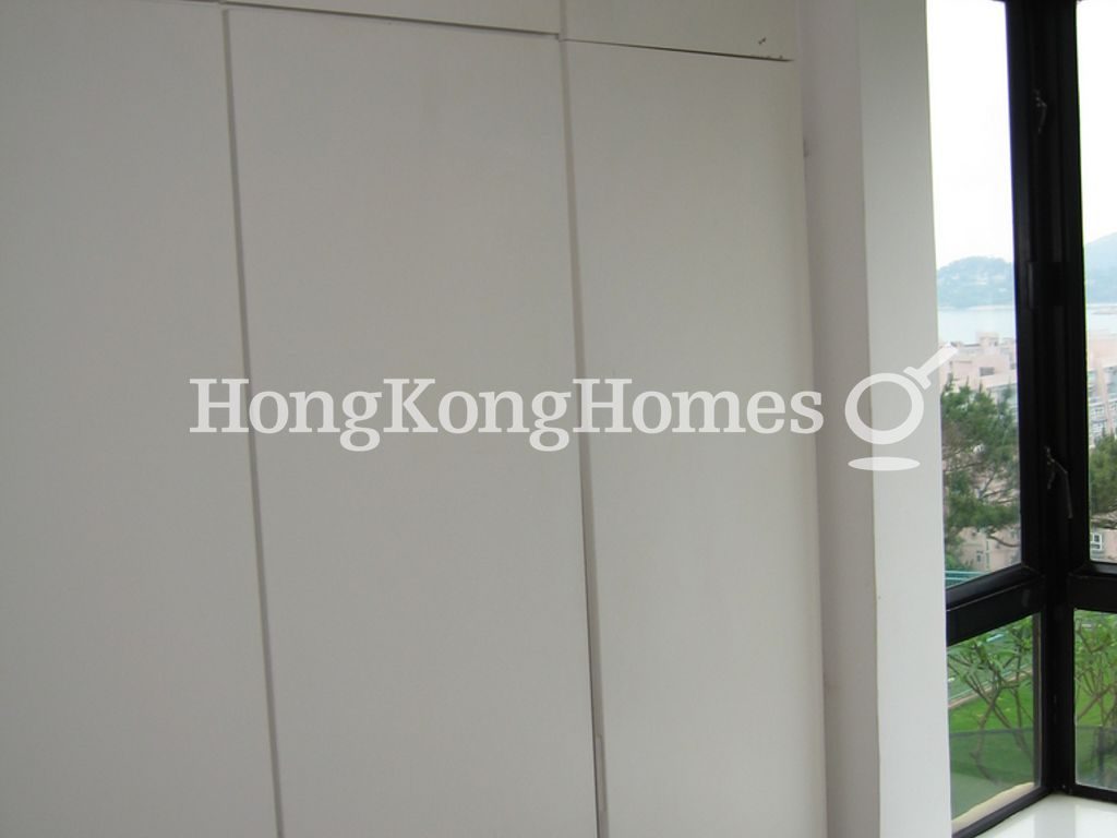 Walk-in Closet in Master Bedroom — 愉景灣 4 期 -  蘅峰 - 蘅欣徑 - 第29座，愉景灣