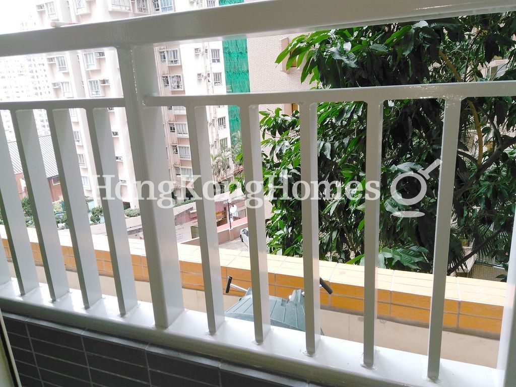 Balcony off Living and Dining Room — 禮賢閣，西半山