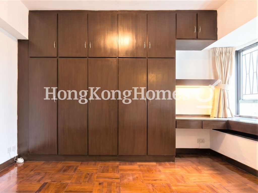 Built-in Wardrobe in Master Bedroom — 嘉兆臺 III，西半山