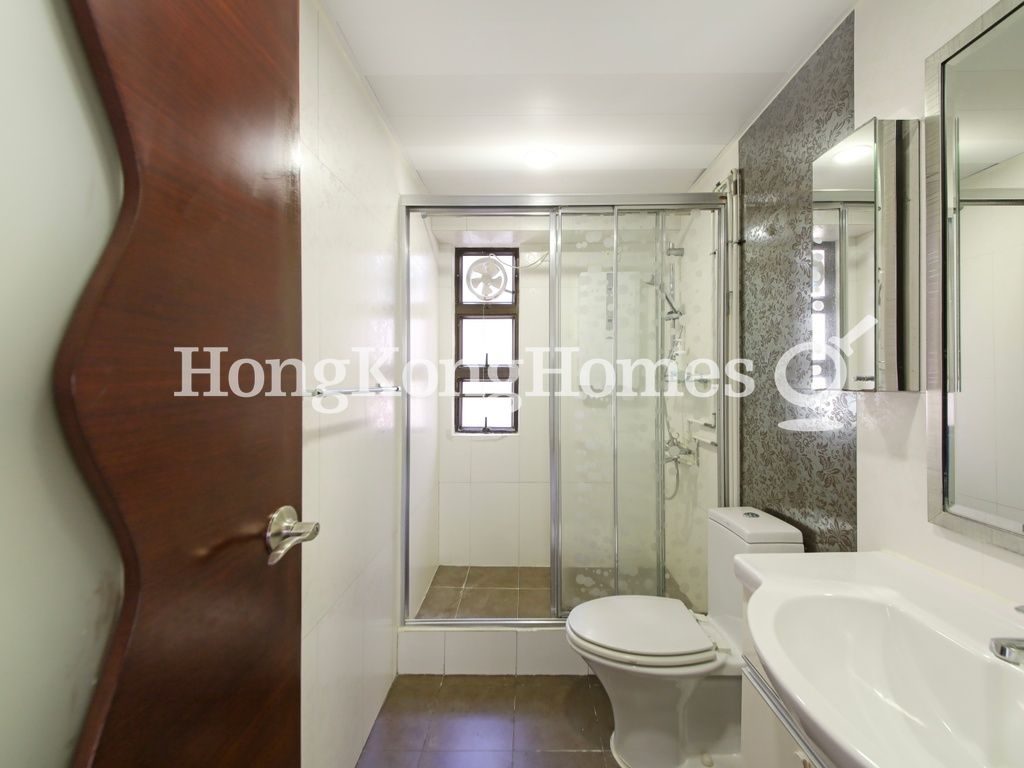 Guest Bathroom — Tycoon Court - Block B, Mid-levels West