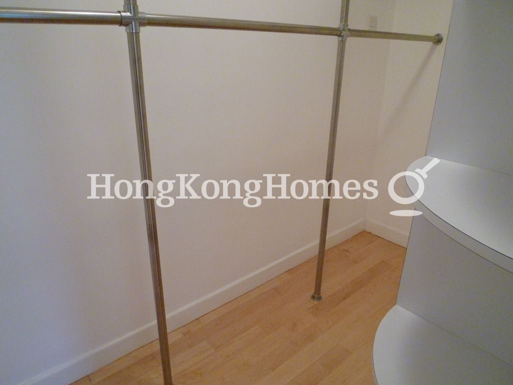 Walk-in Closet in Master Bedroom — 太古城 - 啟天閣，太古城