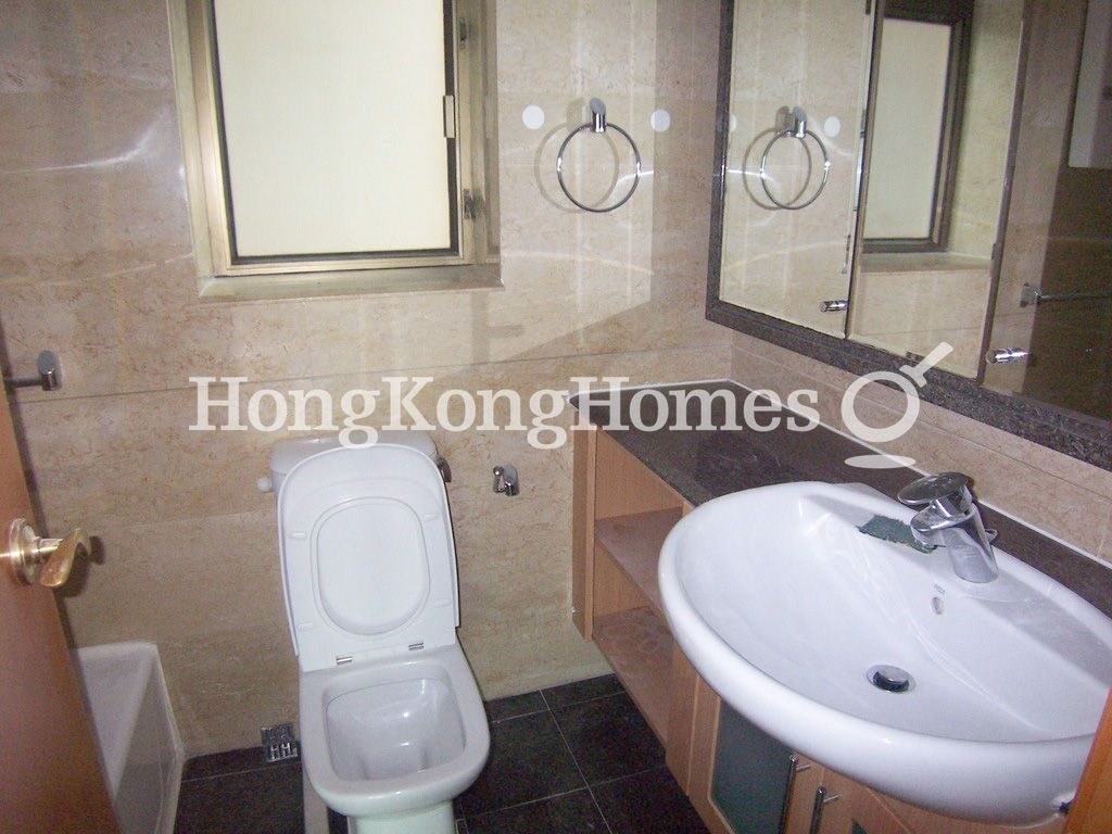 Guest Bathroom — 寶翠園 2 座，薄扶林