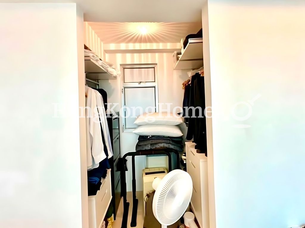 Walk-in Closet in Master Bedroom — Cherry Crest, Sheung Wan