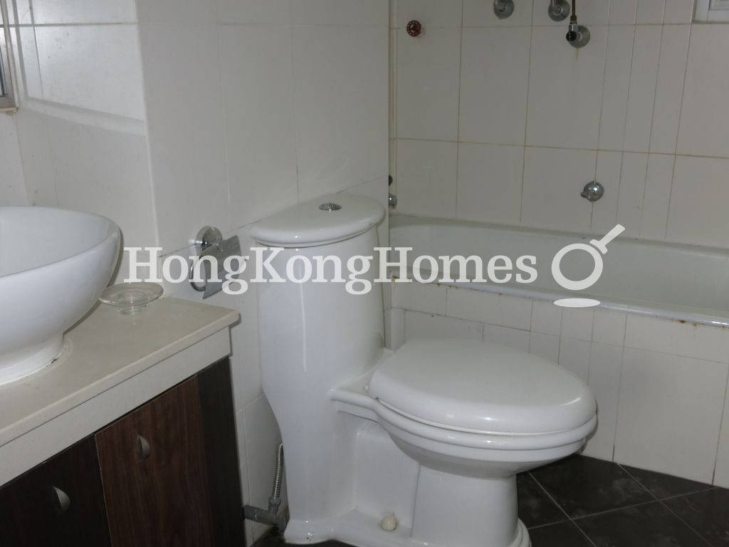 Guest Bathroom — 御林峰 - 第03座，沙田