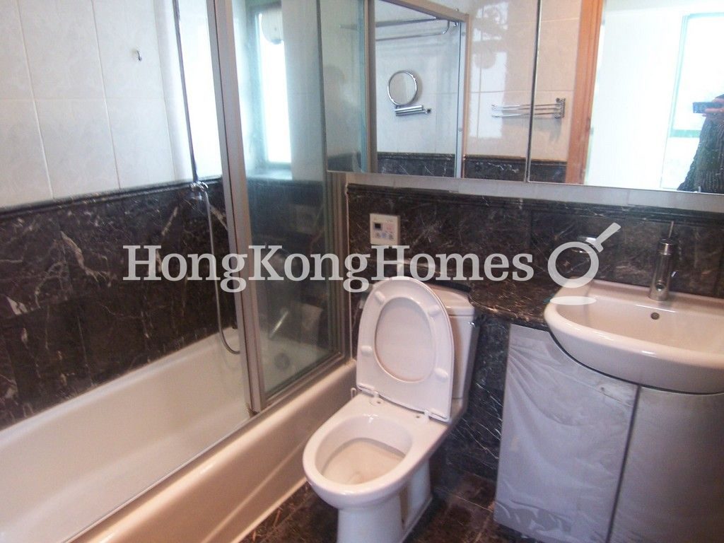 Master Bathroom — 大坑道 10號，大坑