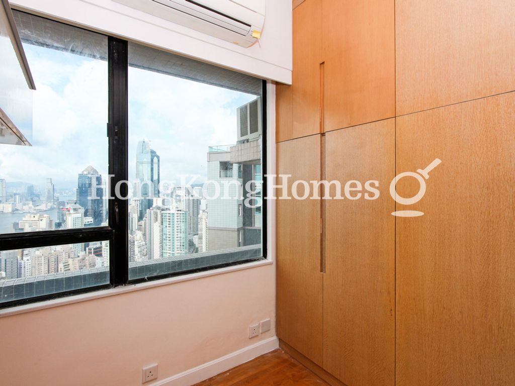 Walk-in Closet in Master Bedroom — 應彪大廈，西半山