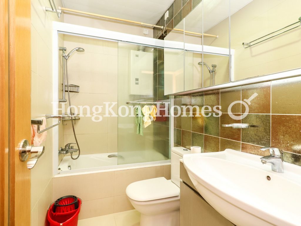 Guest Bathroom — 珊瑚閣 B & C 座，北角半山