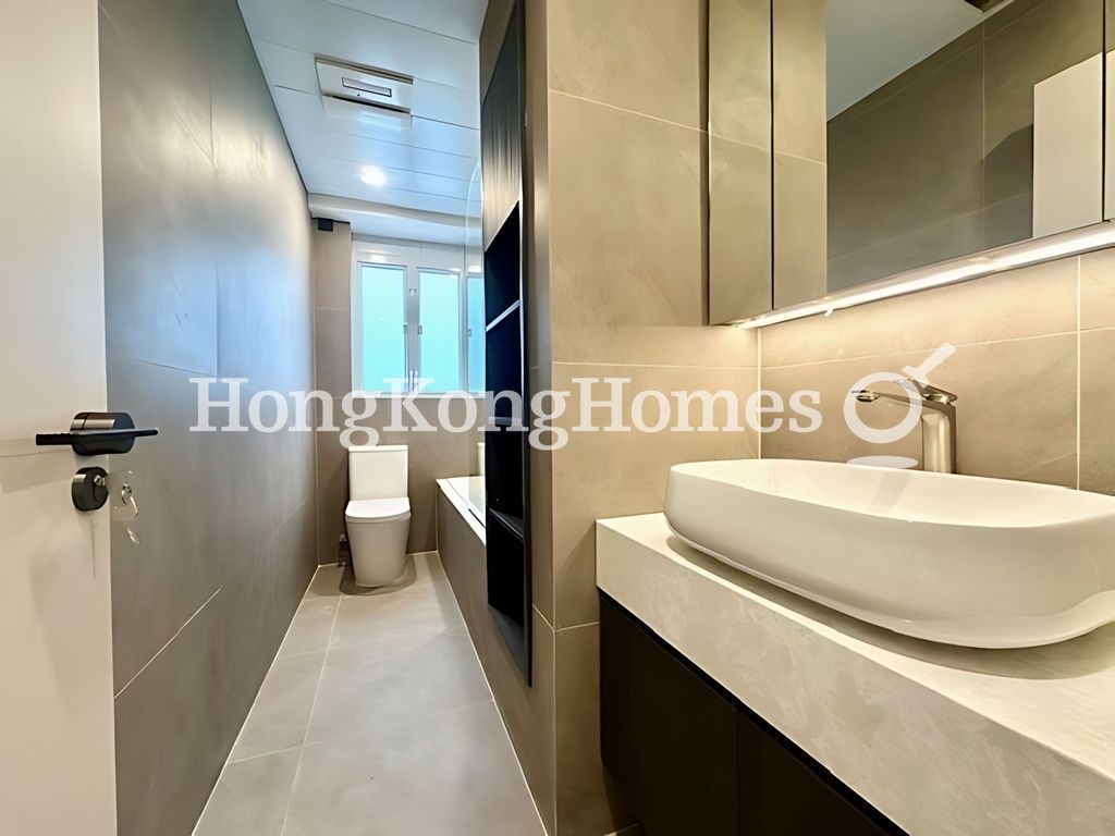 Guest Bathroom — Blue Pool Court (Sing Woo Road), Happy Valley