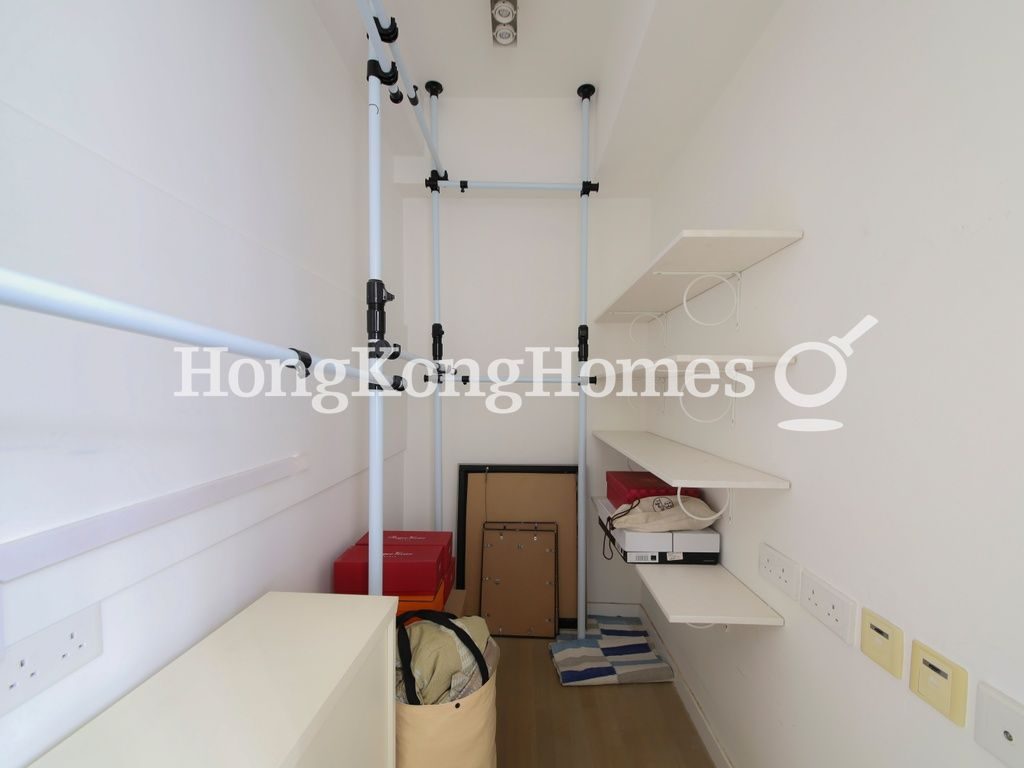 Walk-in Closet in Master Bedroom — 嘉瑜園，薄扶林