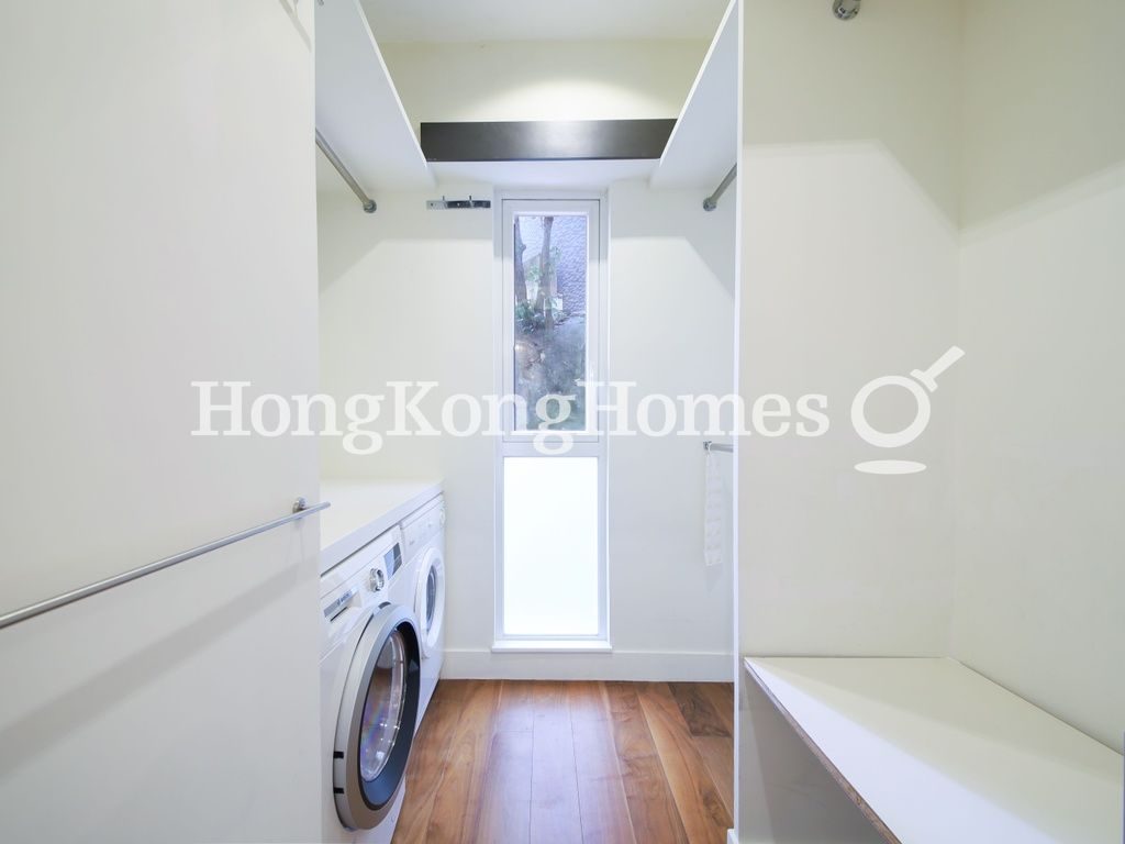 Walk-in Closet in Bedroom — 慶雲大廈，西半山