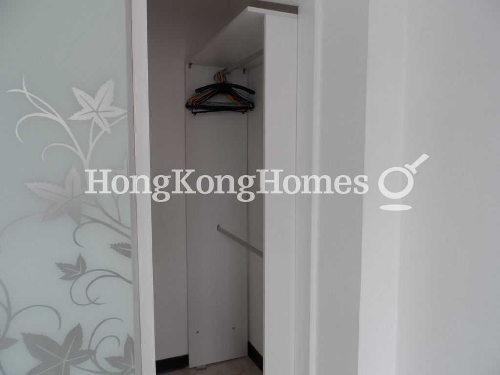 Walk-in Closet in Master Bedroom — 喇沙樓，九龍塘