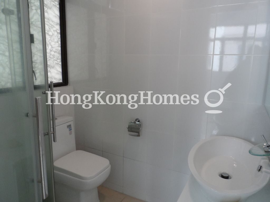 Master Bathroom — 喇沙樓，九龍塘