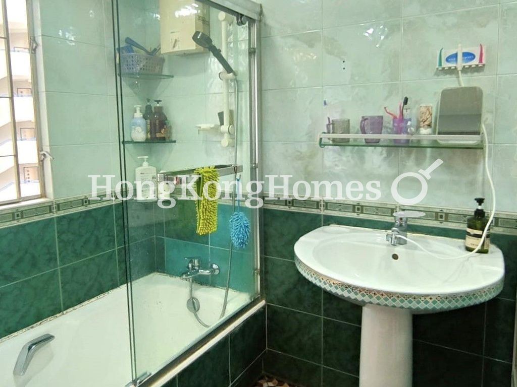 Master Bathroom — 城市花園 04座，北角