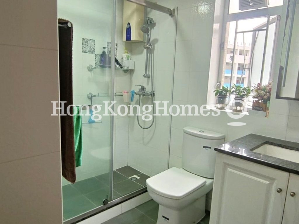 Guest Bathroom — 城市花園 04座，北角