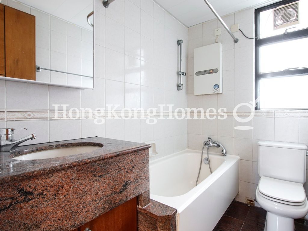 Guest Bathroom — Ying Piu Mansion, Mid-levels West