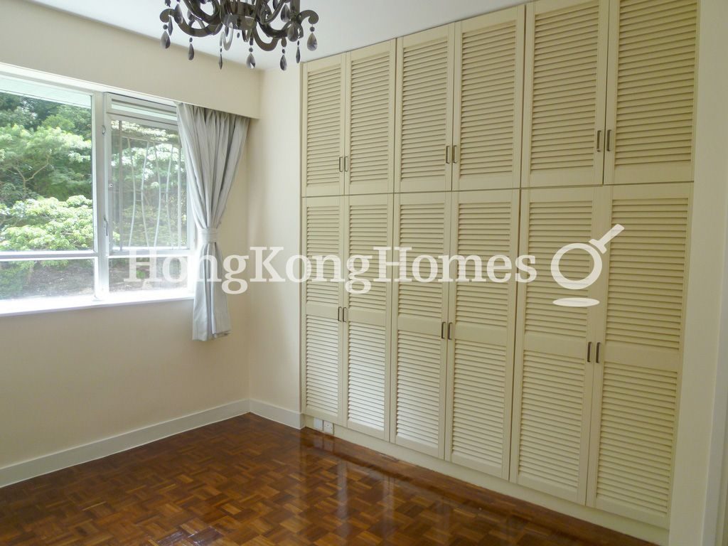 Built-in Wardrobe in Master Bedroom — 碧瑤灣 - 第22座，薄扶林