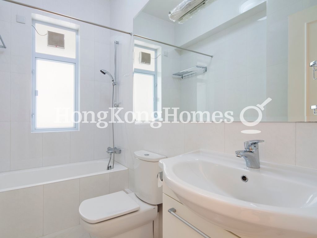 Guest Bathroom — 好景大廈，中半山