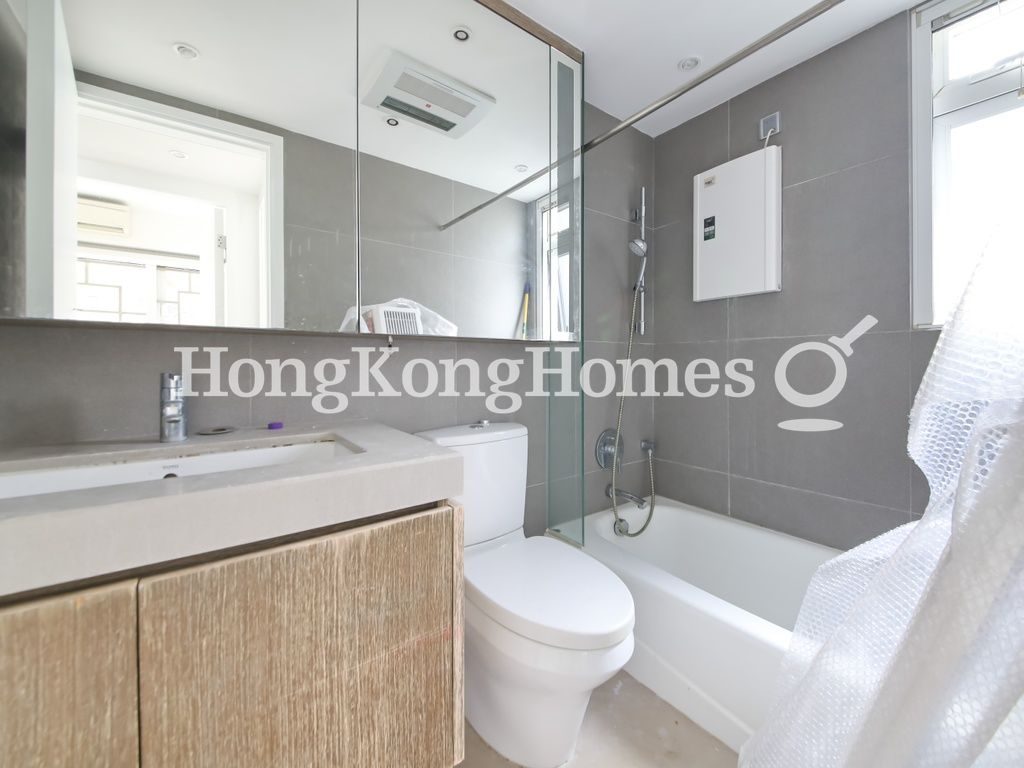 Guest Bathroom — 蟠龍苑 - 第01座，跑馬地