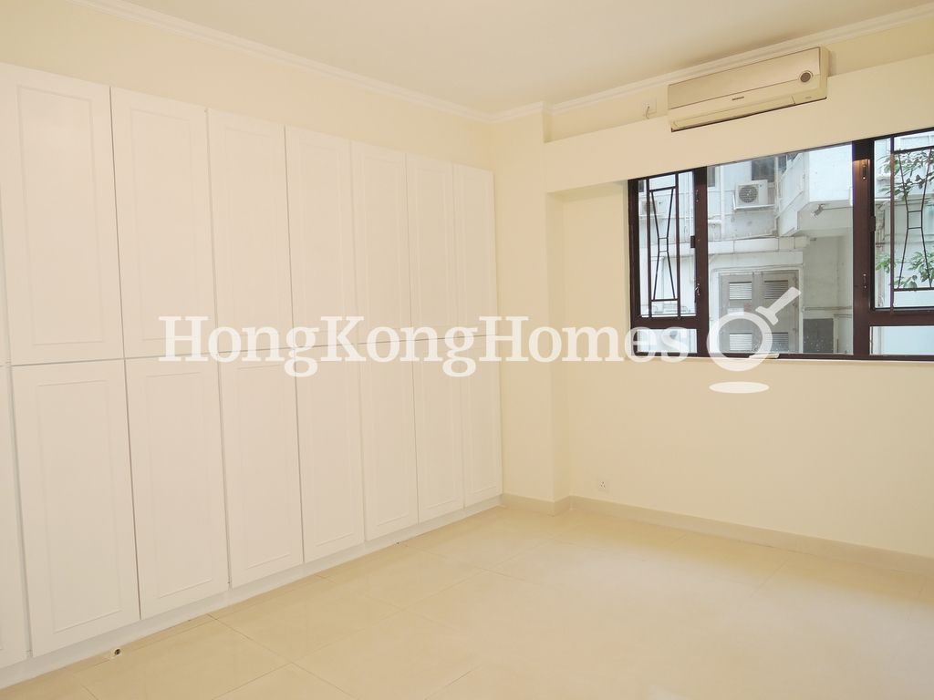 Built-in Wardrobe in Master Bedroom — Camelot Height, Mid-levels East