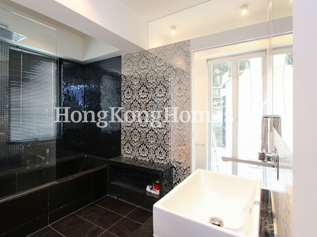Master Bathroom — 慶雲大廈，西半山