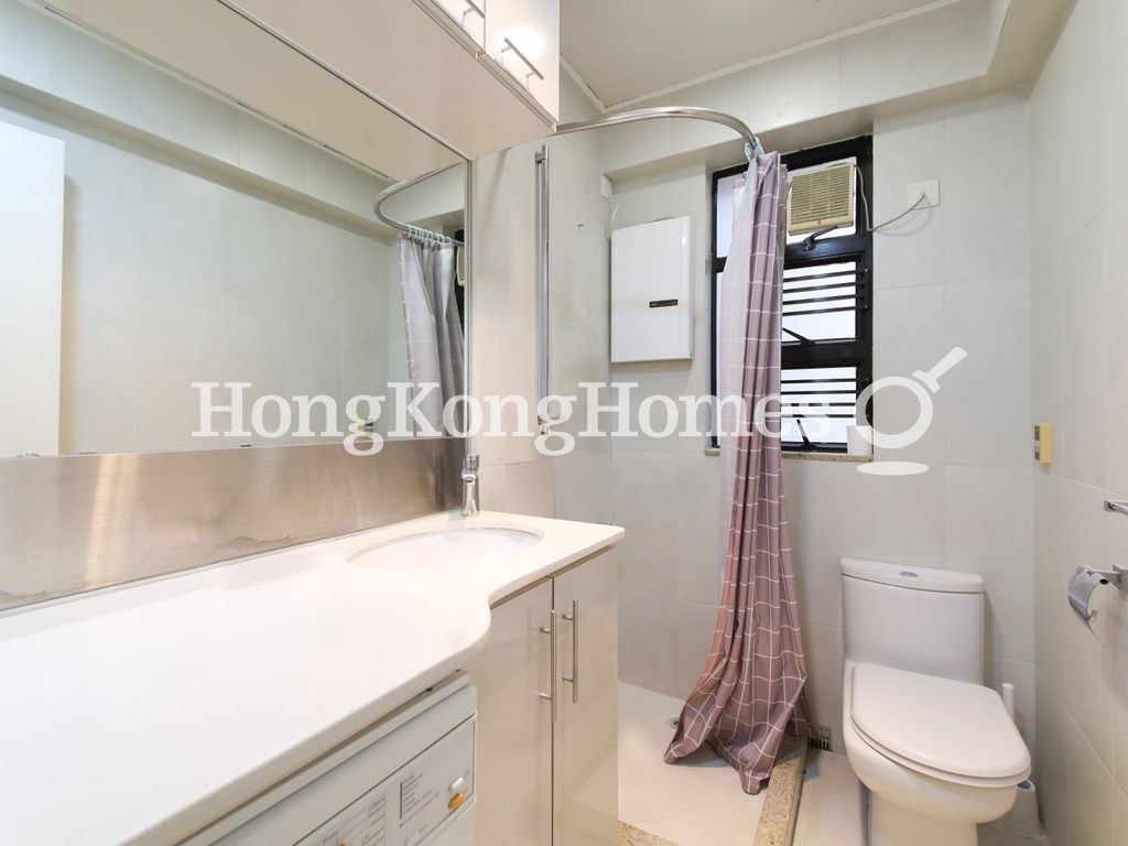 Guest Bathroom — 荷塘苑，跑馬地