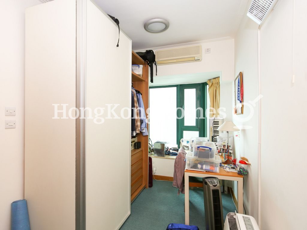 Walk-in Closet in Master Bedroom — 高逸華軒，西環堅尼地城