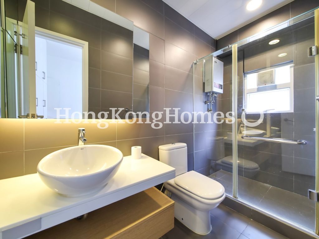 Master Bathroom — Moon Fair Mansion, Mid-levels East