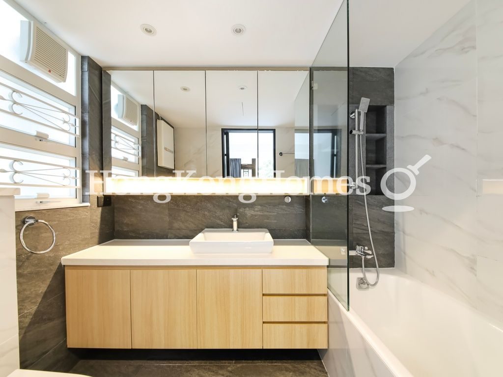 Master Bathroom — Phoenix Court - Block 04, Mid-levels East