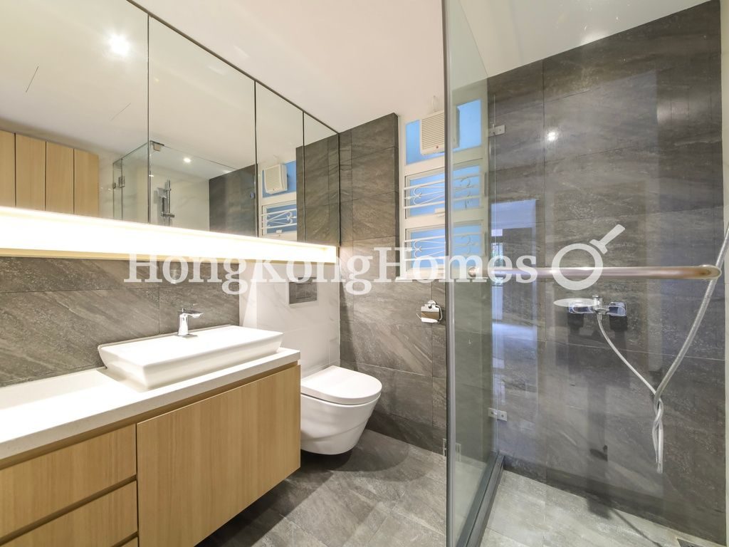 Guest Bathroom — Phoenix Court - Block 04, Mid-levels East