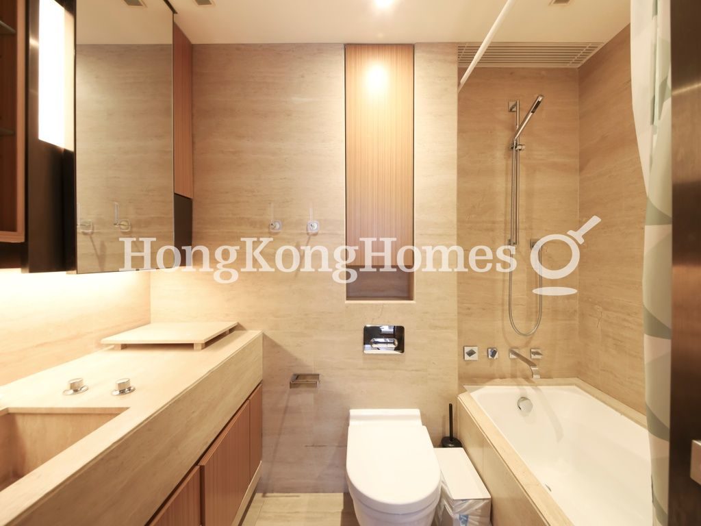 Master Bathroom — 些利街 38 號，西半山