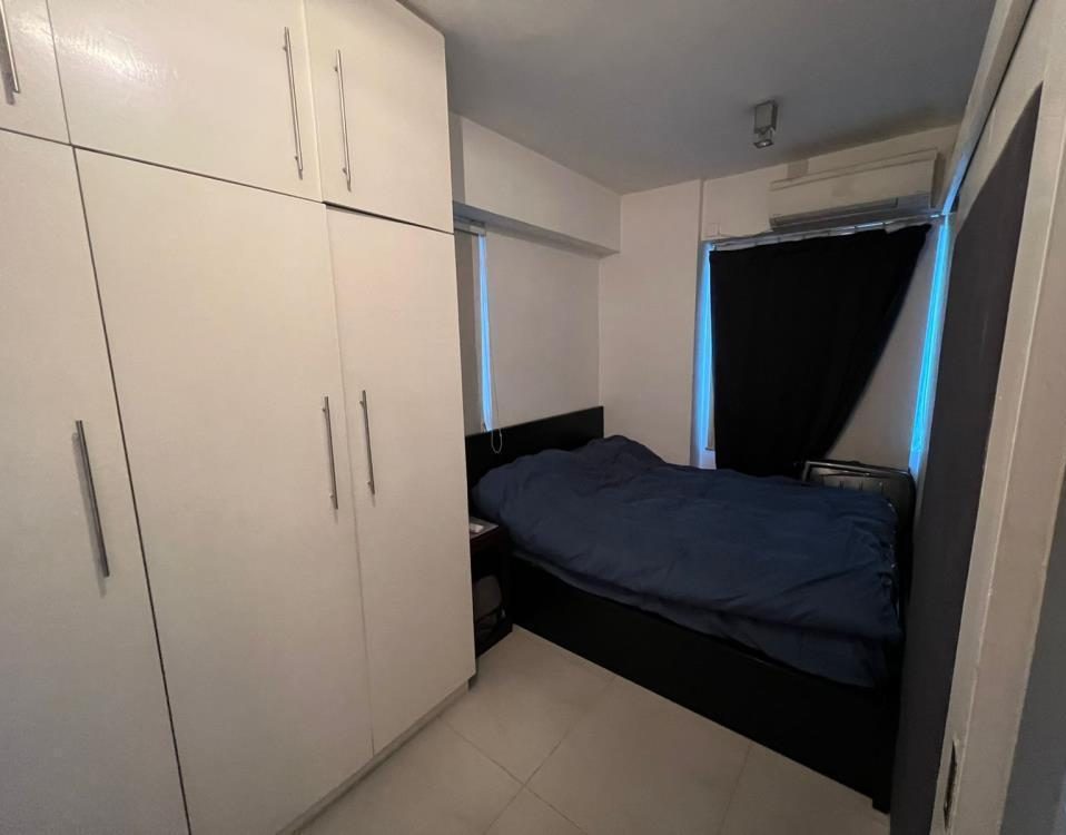 1 BR flat on Hollywood Road, Sheung Wan, 5/F!